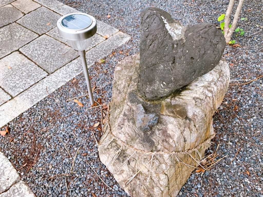 若宮八幡宮　ハート　石